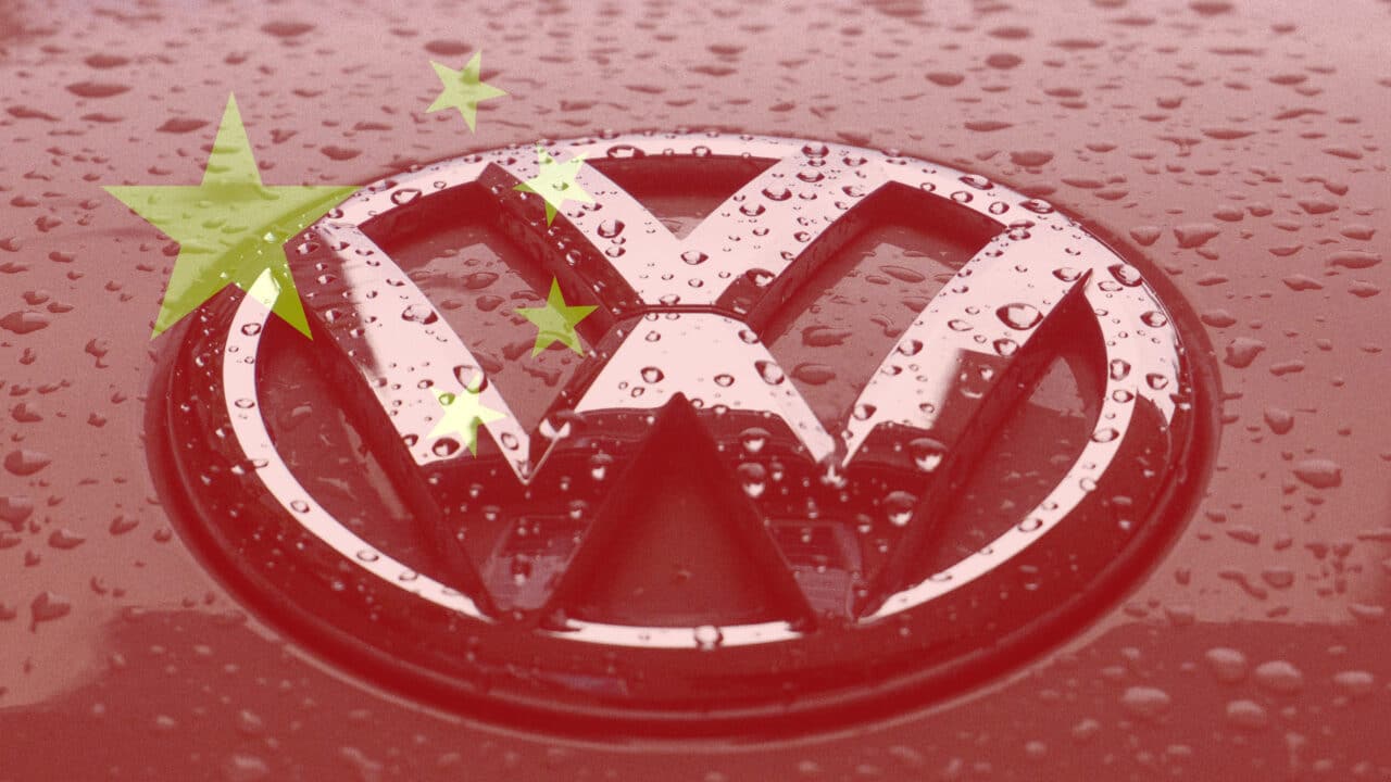 Bandeira da China superposta a símbolo da Volkswagen