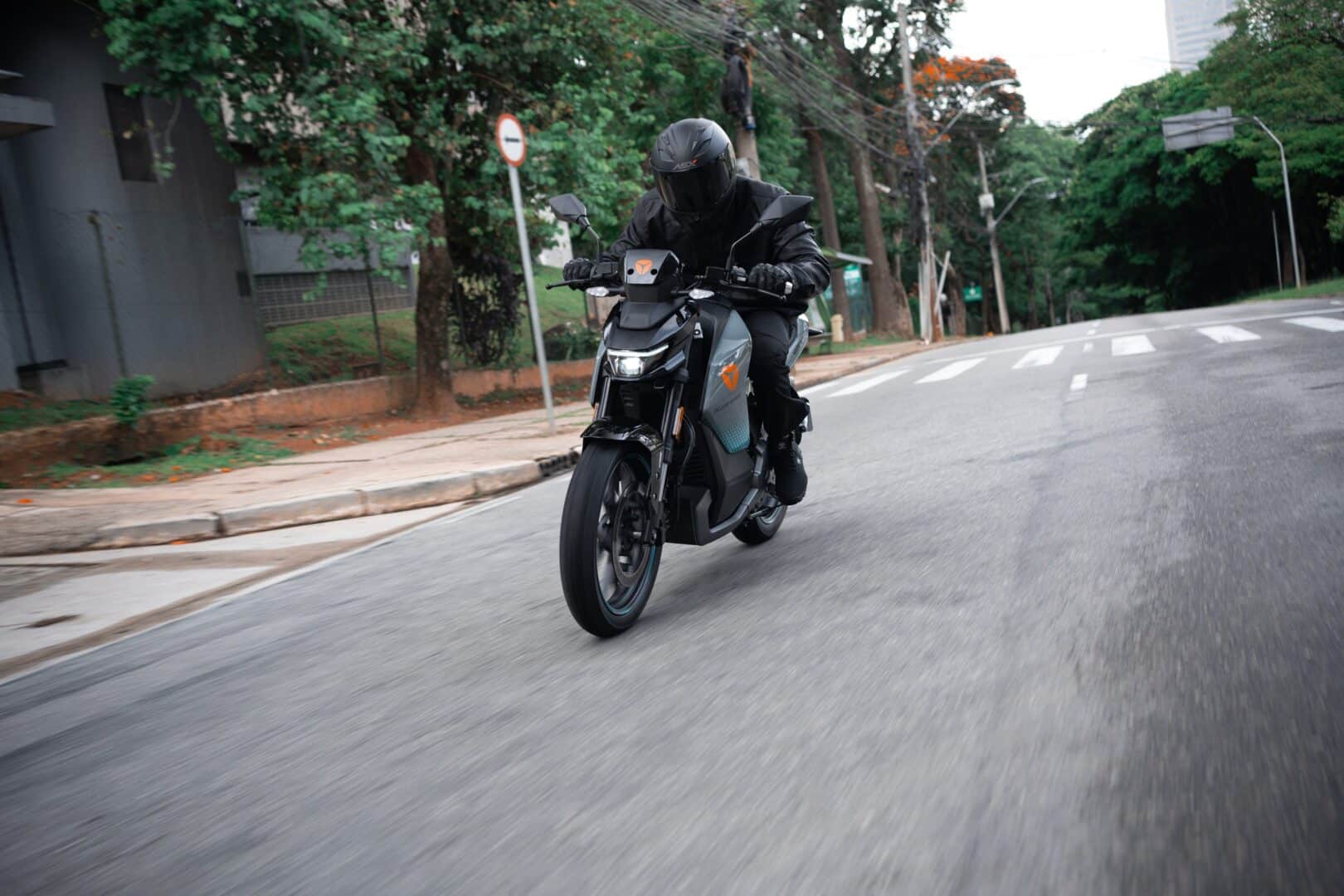Motocicleta elétrica Yadea Keeness em circulação em via urbana