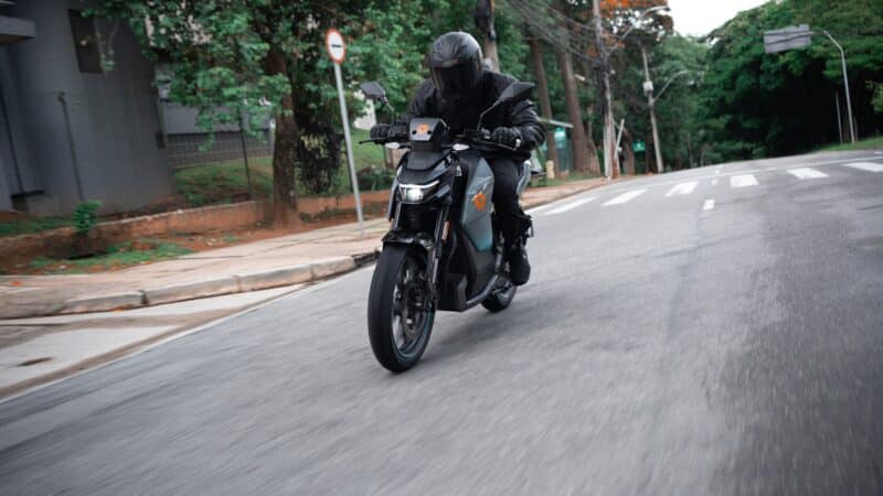 Motocicleta elétrica Yadea Keeness em circulação em via urbana