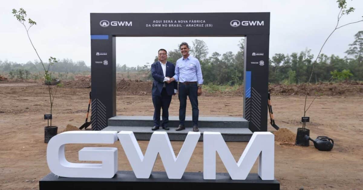 Executivo da GWM e autoridade durante o lançamento da futura fábrica da montadora em Aracruz, no Espírito Santo, em área onde será construída a nova unidade industrial