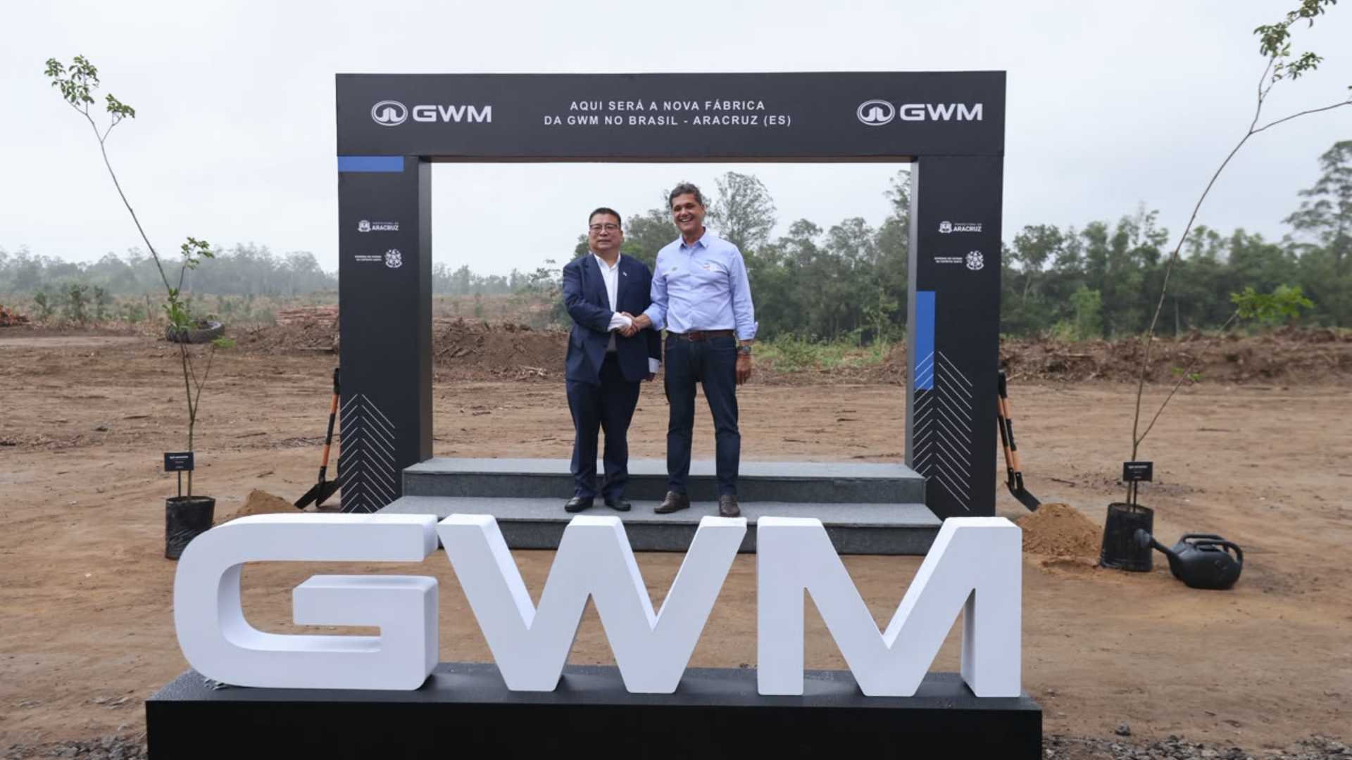 Executivo da GWM e autoridade durante o lançamento da futura fábrica da montadora em Aracruz, no Espírito Santo, em área onde será construída a nova unidade industrial