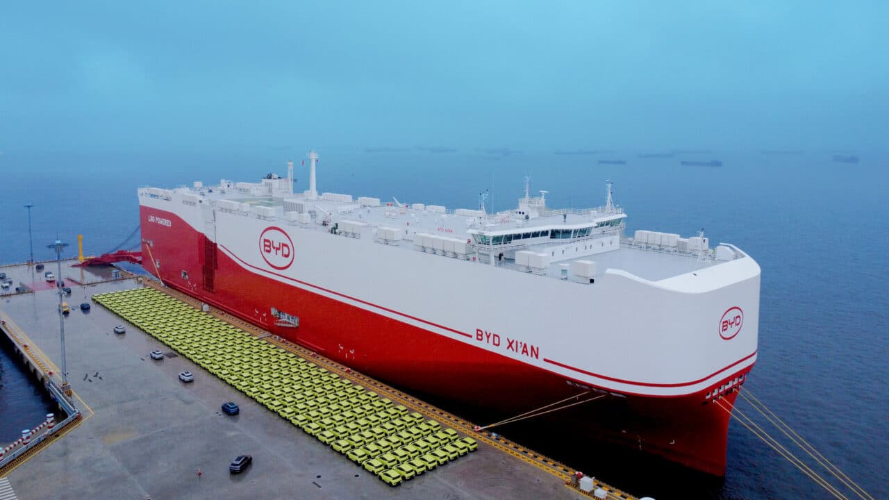 Navio BYD Xi'An atracado no porto de Shenzen, com uma carga de Dolphin Mini esperando