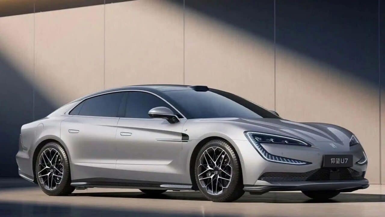 YangWang U7, da BYD, é visto na cor cinza em imagem lateral de divulgação