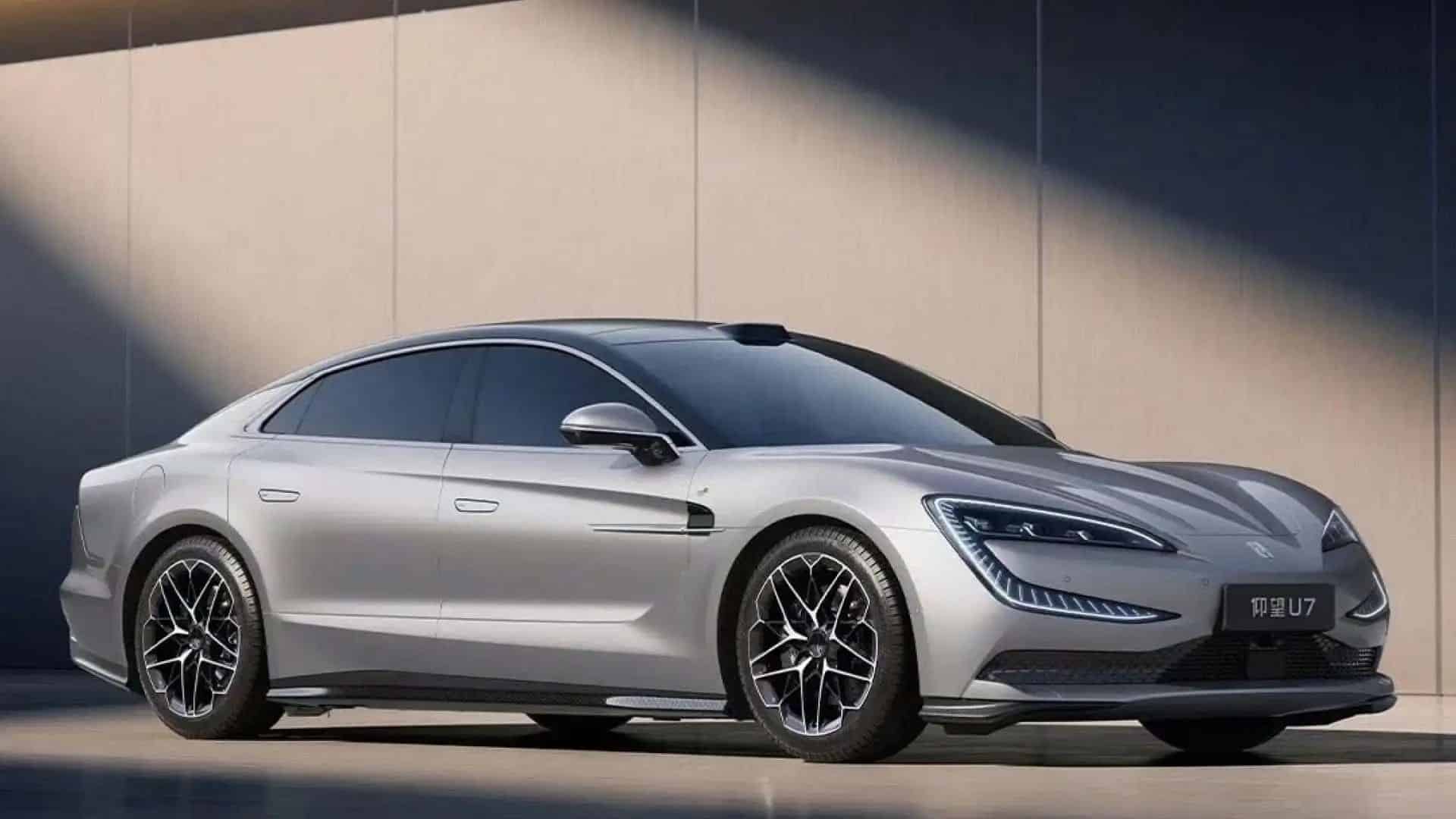 YangWang U7, da BYD, é visto na cor cinza em imagem lateral de divulgação