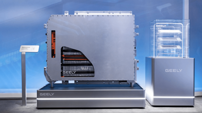 Bateria de carro elétrico Geely em exposição, mostrando o bloco metálico externo, o recorte com as células internas e um modelo estrutural transparente ao lad