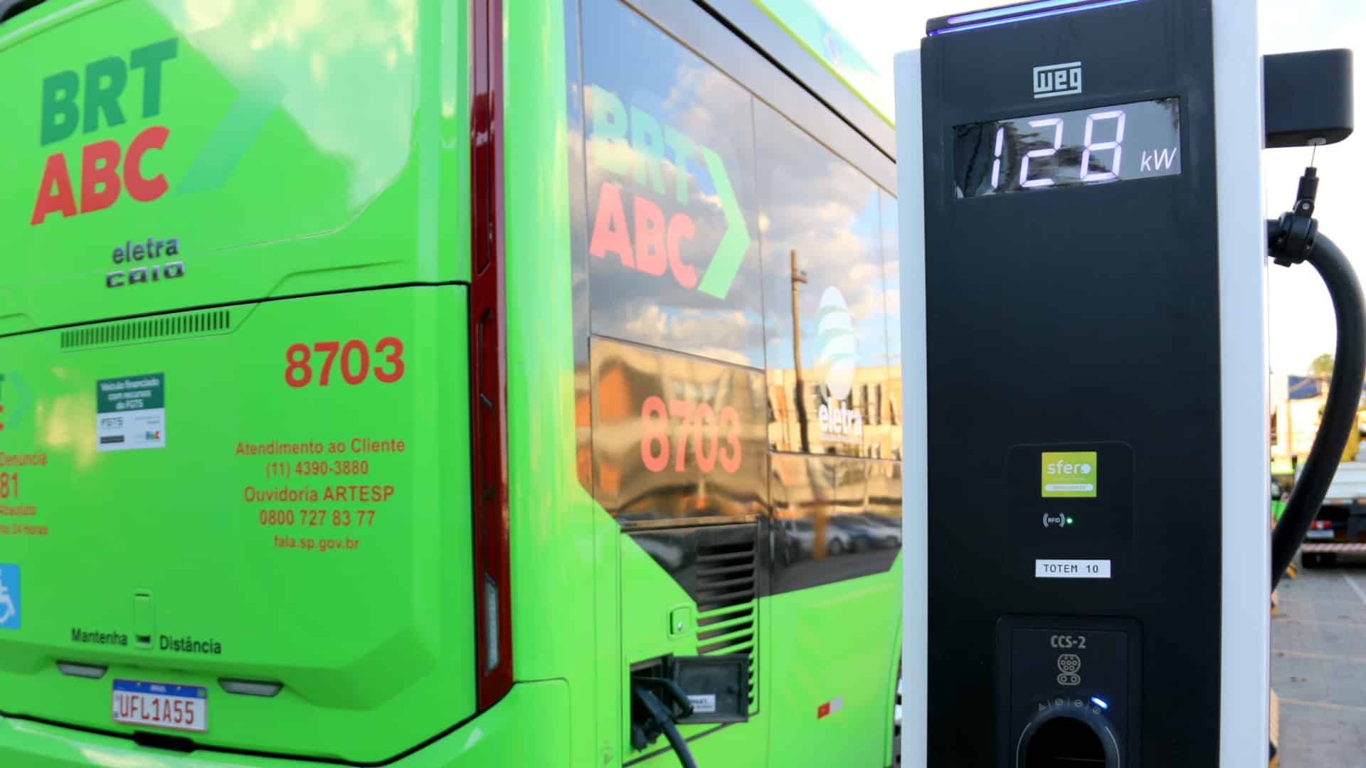 Estação da Weg para ônibus no ABC paulista, com um ônibus Eletra conectado
