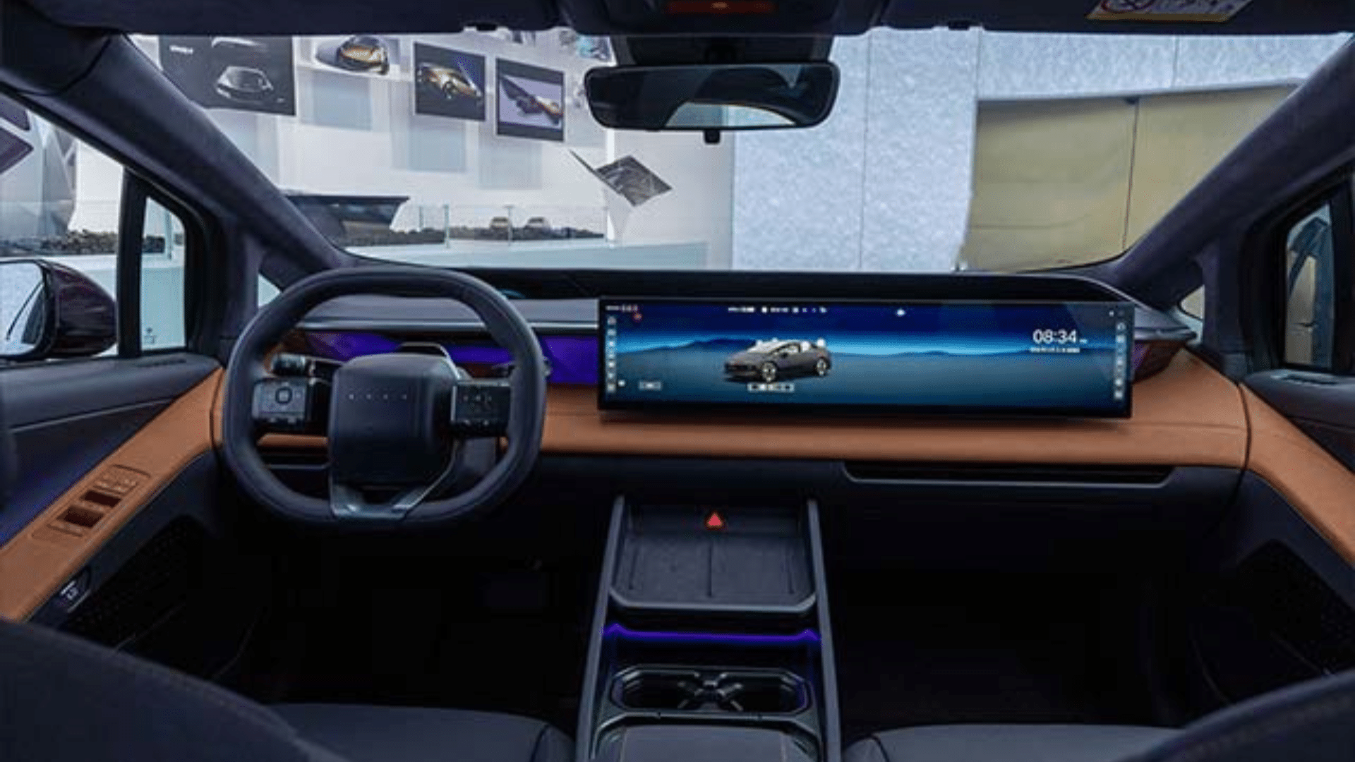 Interior minimalista e moderno de um carro com painel de couro caramelo, uma tela panorâmica contínua que se estende pelo painel, volante escuro de dois raios e console central flutuante, com o painel de instrumentos digital integrado