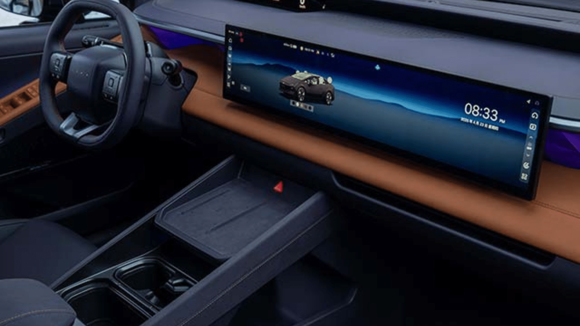 Close-up do interior de um carro, mostrando o volante escuro de dois raios, o painel de couro caramelo e uma longa tela panorâmica exibindo um carro 3D na cor bronze, com a hora "08:33" e fundo azul