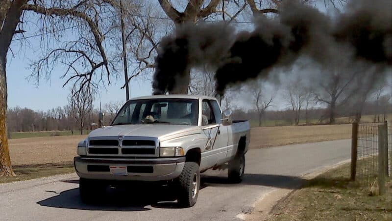 Imagem de caminhonete emitindo fumaça no modo Rolling Coal