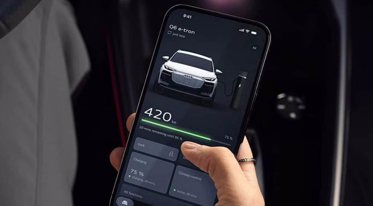 Imagem mostra mão segurando celular com imagem de carro (Foto: Divulgação/Audi)