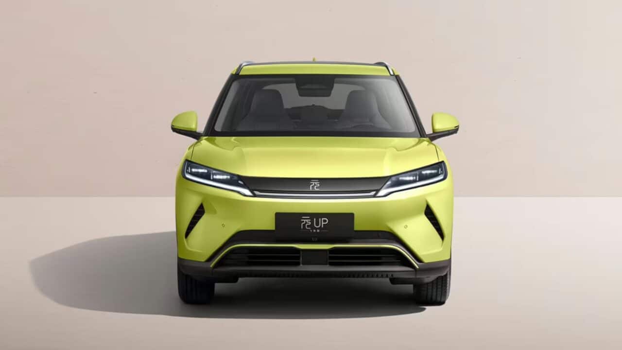 Vista frontal do BYD Yuan Up Feichi Edition 2027 na cor verde-limão, posicionado sobre um fundo bege.