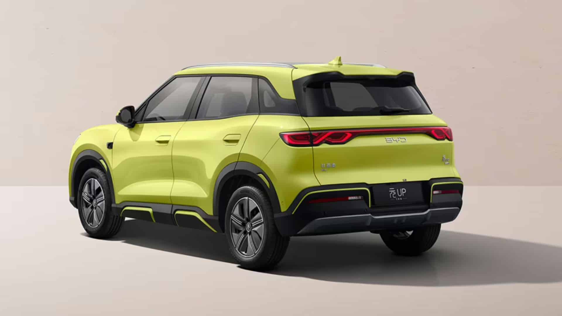 Vista traseira de três quartos do BYD Yuan Up 2027 na cor verde-limão, com teto em preto contrastante e spoiler traseiro