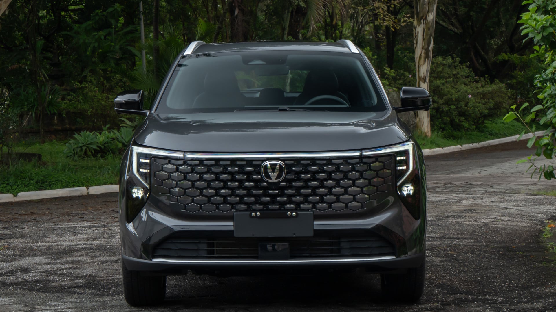 O carro Caoa Changan CS55 em foto promocional, frente