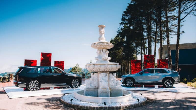 Cadillac Vistiq e Lyriq em foto promocional
