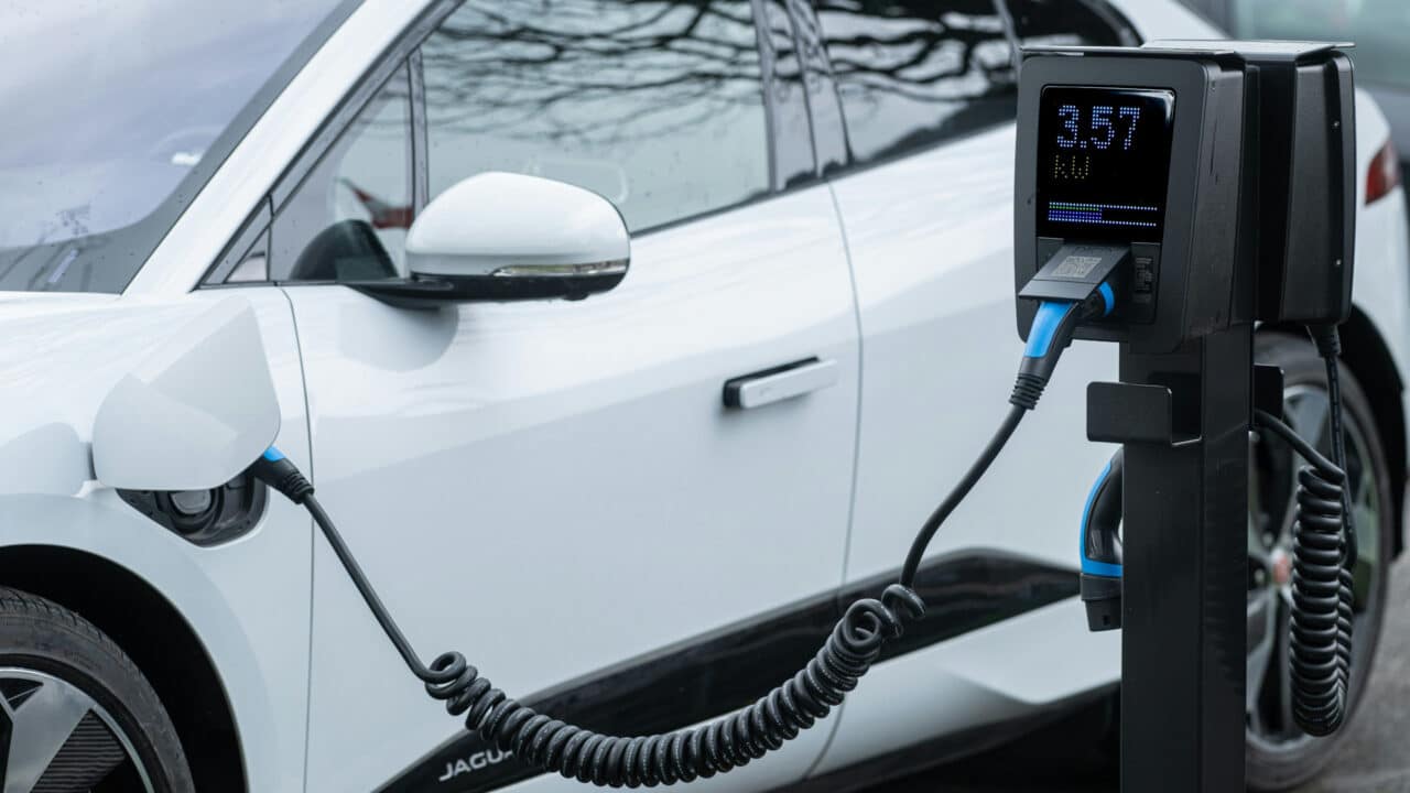 Foto de um carro sendo carregado com o carregador mostrando 3.57 kW