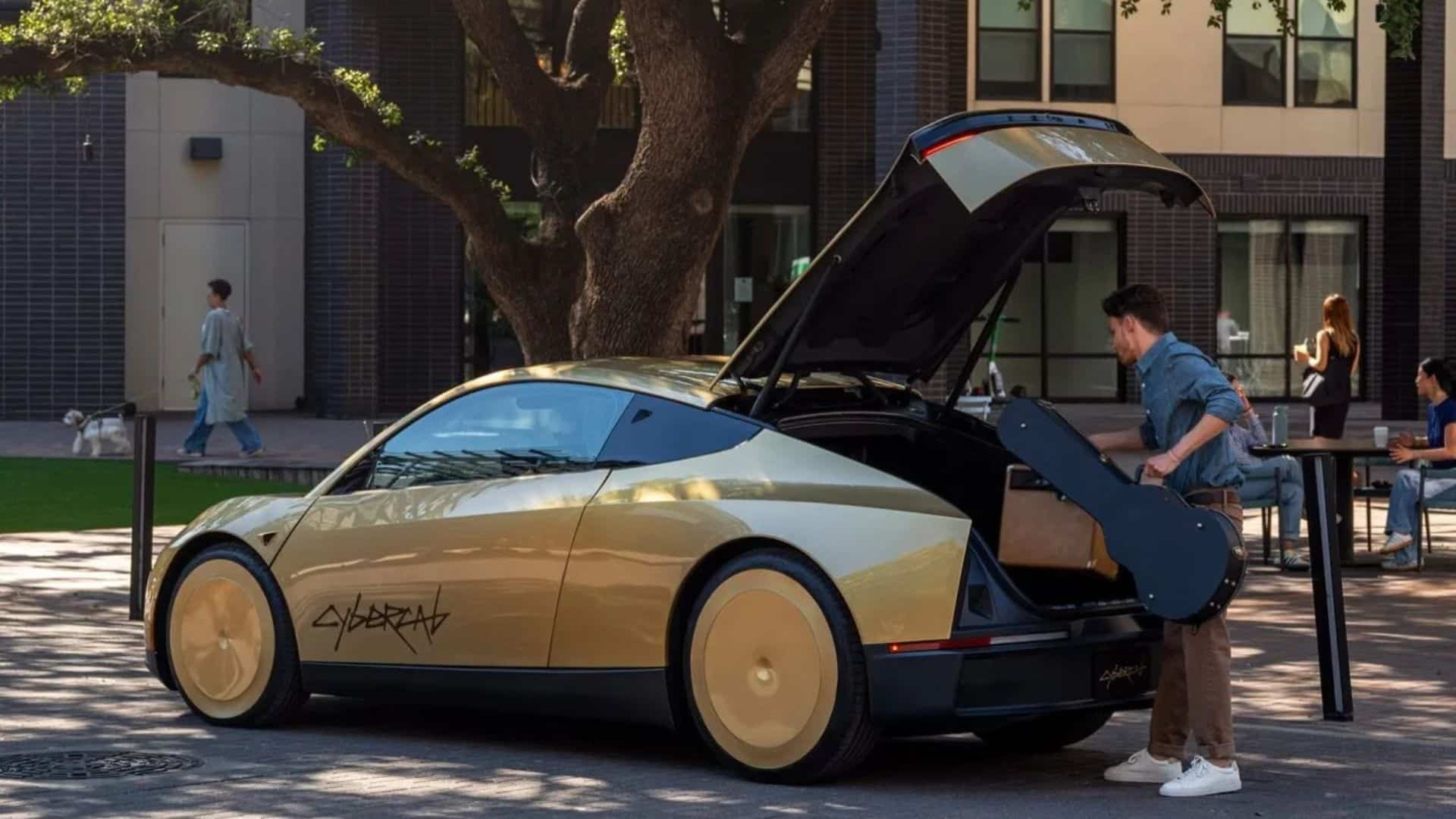 Homem colocando um estojo de guitarra na traseira de um Cybercab dourado da Tesla estacionado na rua.