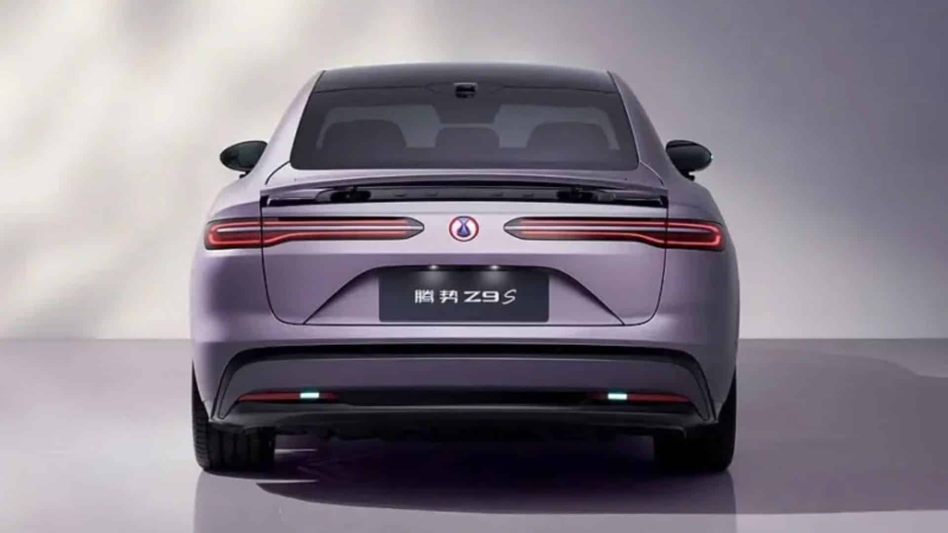 Denza Z9S 2026 na cor Roxo Matinal visto de traseira em fundo de estúdio. O sedã elétrico apresenta lanternas em LED de largura total com assinatura vermelha contínua, logotipo central da Denza, placa de pré-venda com caracteres chineses '腾势 Z9S', spoiler ativo e para-choque traseiro com detalhes em preto e refletores em LED