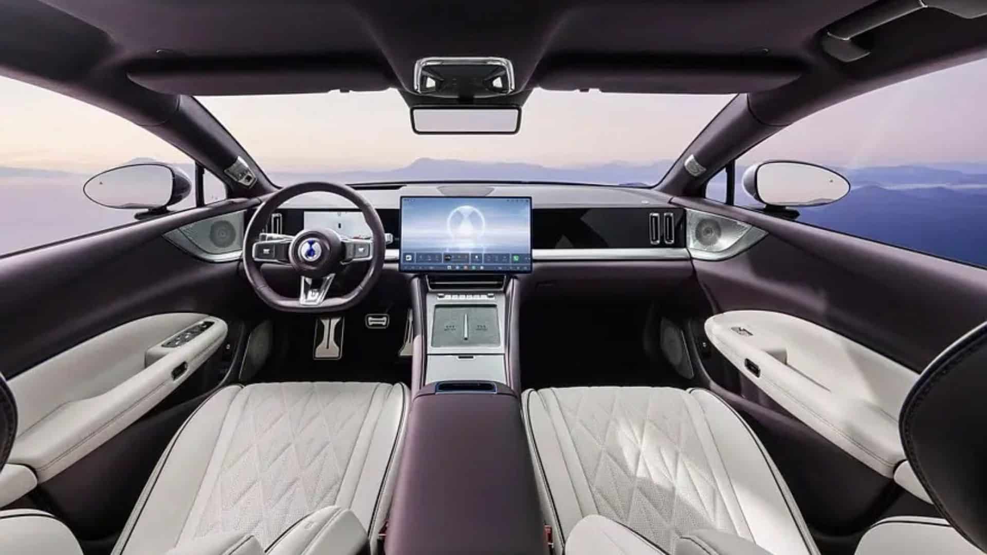 Interior do Denza Z9S com acabamento em couro branco e detalhes em Roxo Matinal. O painel apresenta volante de couro com logotipo central da Denza, tela central flutuante, painel digital para o motorista, painel magnético no lado do passageiro, console central com controle rotativo e acabamento em madeira, além de bancos com padrão de costura em losango