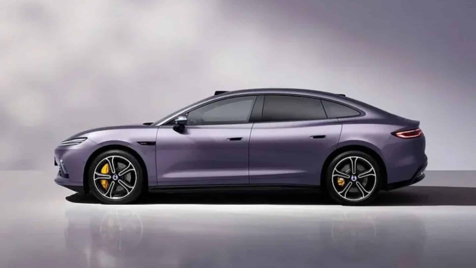 Denza Z9S 2026 na cor Roxo Matinal visto de perfil lateral em ângulo frontal três-quartos, destacando a dianteira com faróis divididos, o teto panorâmico preto, as rodas de liga leve com pinças amarelas, o LiDAR no teto e as linhas aerodinâmicas da carroceria tipo cupê