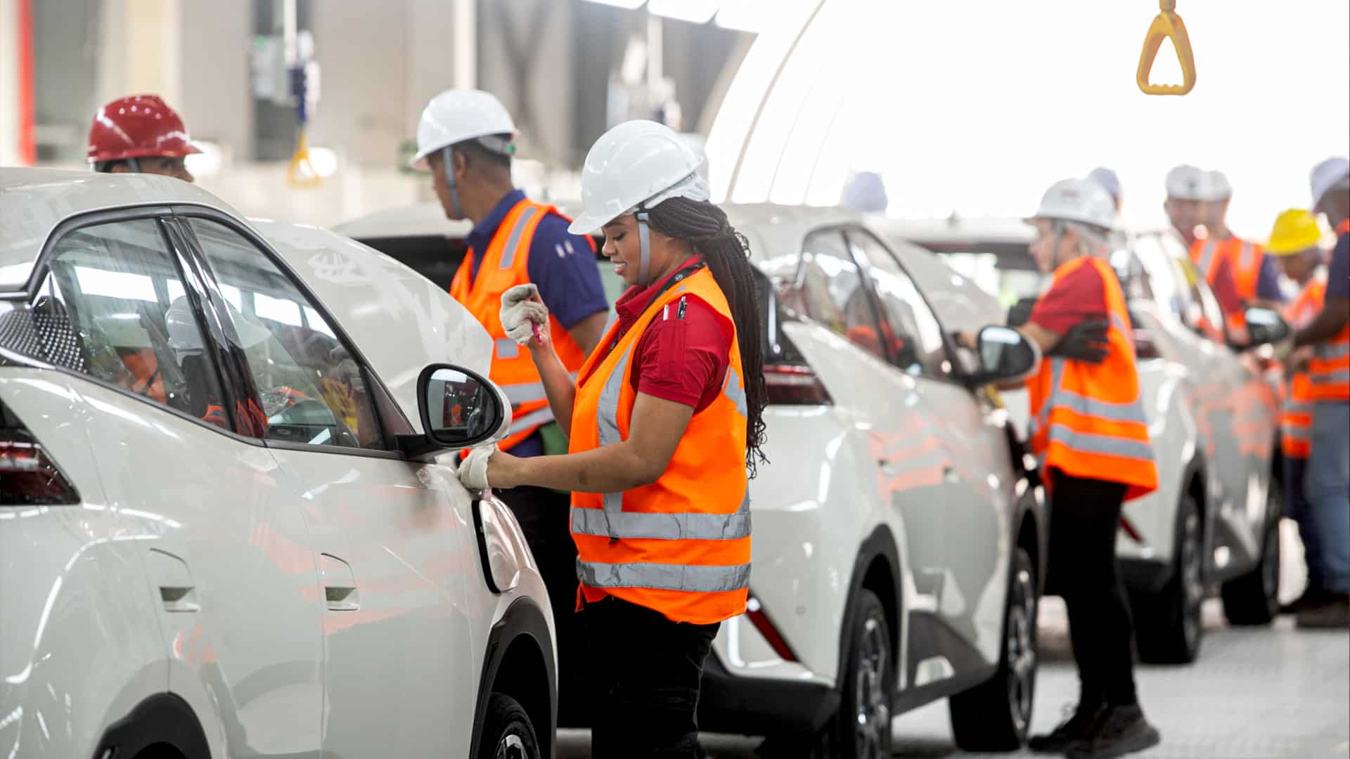 Funcionários trabalhando na Fábrica da BYD em Camaçari, Bahia