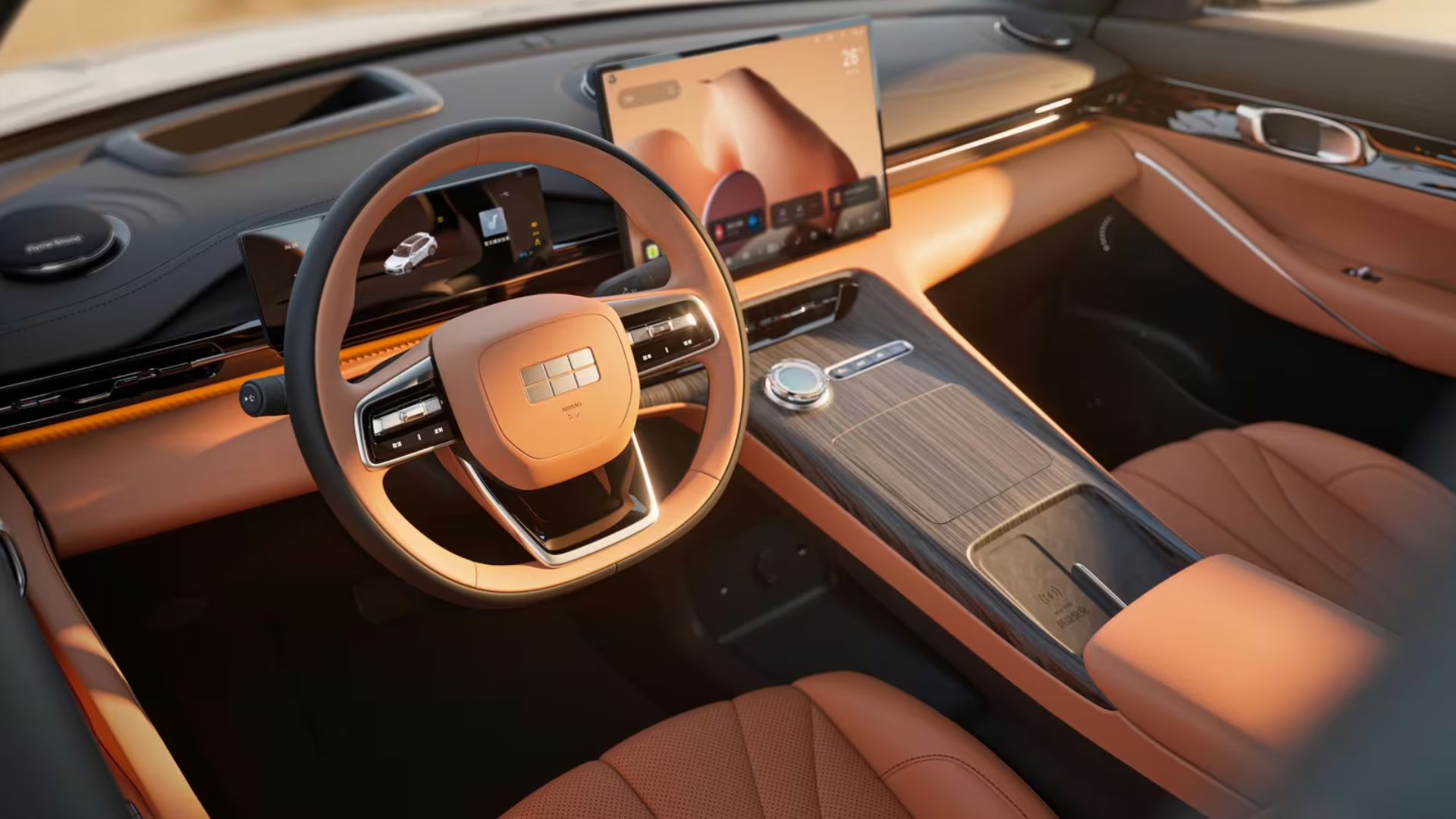 Vista interna do Geely Galaxy E5 com interior em tom caramelo, mostrando o volante com o logotipo da Geely, o painel de instrumentos digital, a tela central de infoentretenimento e o console central com detalhes em madeira e acabamento premium