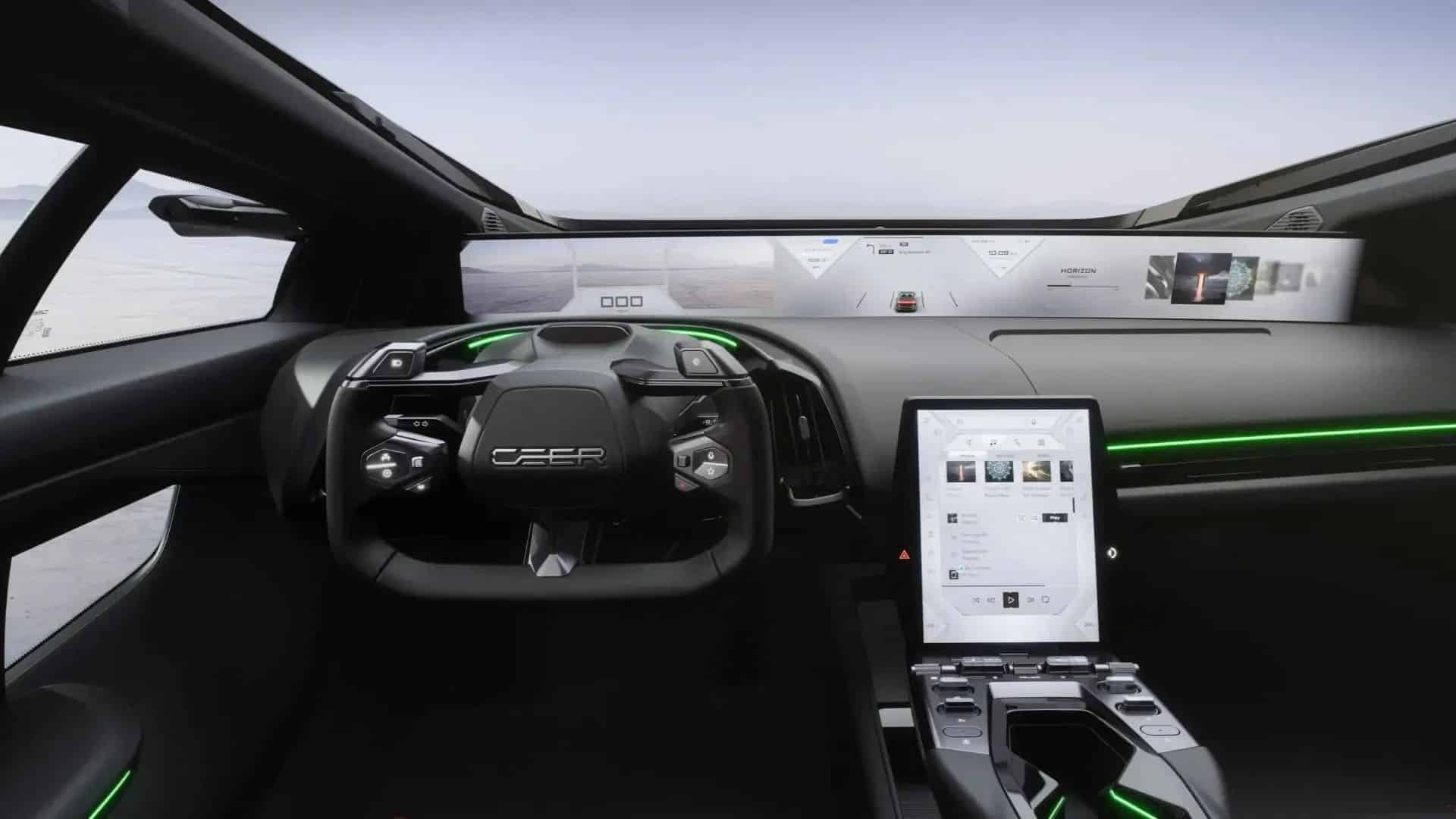 Interior futurista de um veículo Ceer, exibindo um painel digital de tela larga, volante de formato octogonal com o logotipo da marca e uma tela central vertical, com iluminação ambiente em verde