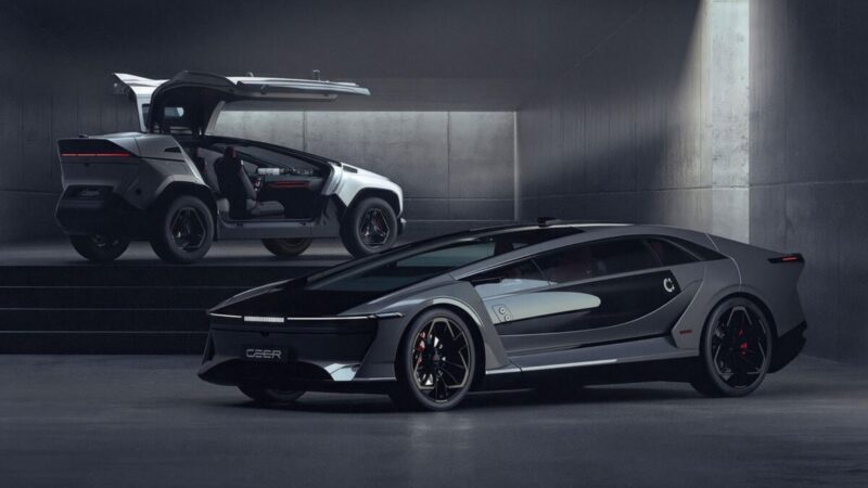 Dois modelos da Ceer lado a lado: à esquerda, um SUV elétrico com portas abertas; à direita, um sedan esportivo cinza escuro com detalhes aerodinâmicos e rodas de liga leve, ambos em um showroom de concreto