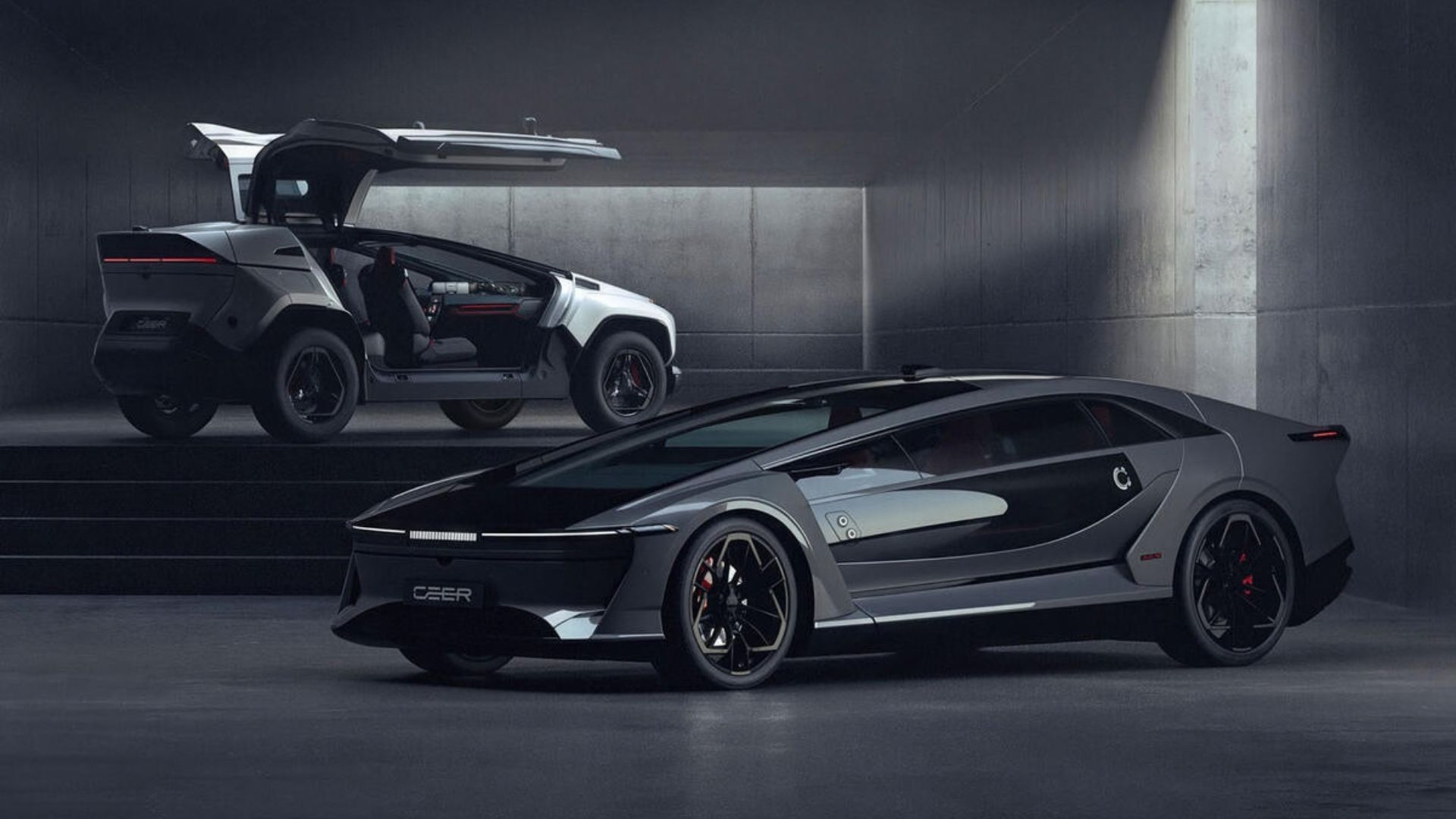 Dois modelos da Ceer lado a lado: à esquerda, um SUV elétrico com portas abertas; à direita, um sedan esportivo cinza escuro com detalhes aerodinâmicos e rodas de liga leve, ambos em um showroom de concreto