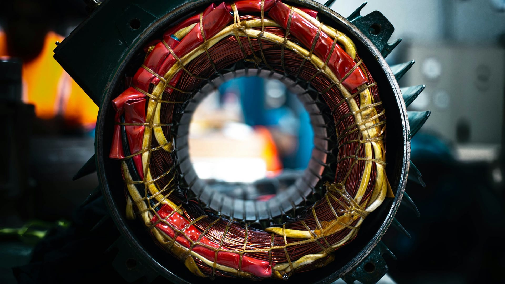 Foto de um motor elétrico aberto e sem o eixo, visto de frente