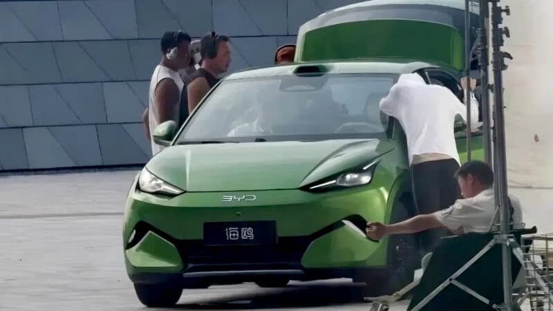 Imagem do Novo Dolphin Mini, em verde, com pessoas em torno