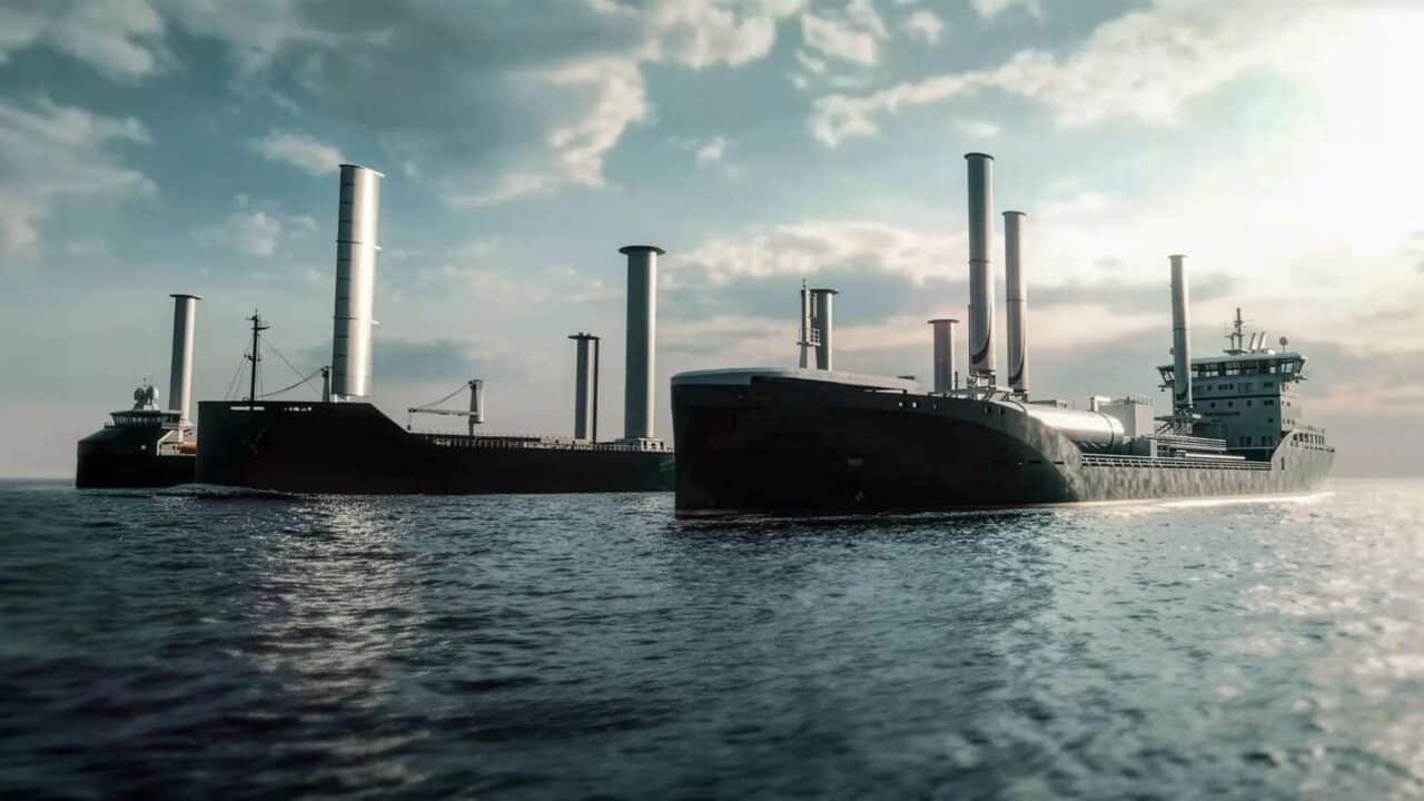 Navios cargueiros com velas de rotor (propulsão eólica) navegando em alto mar