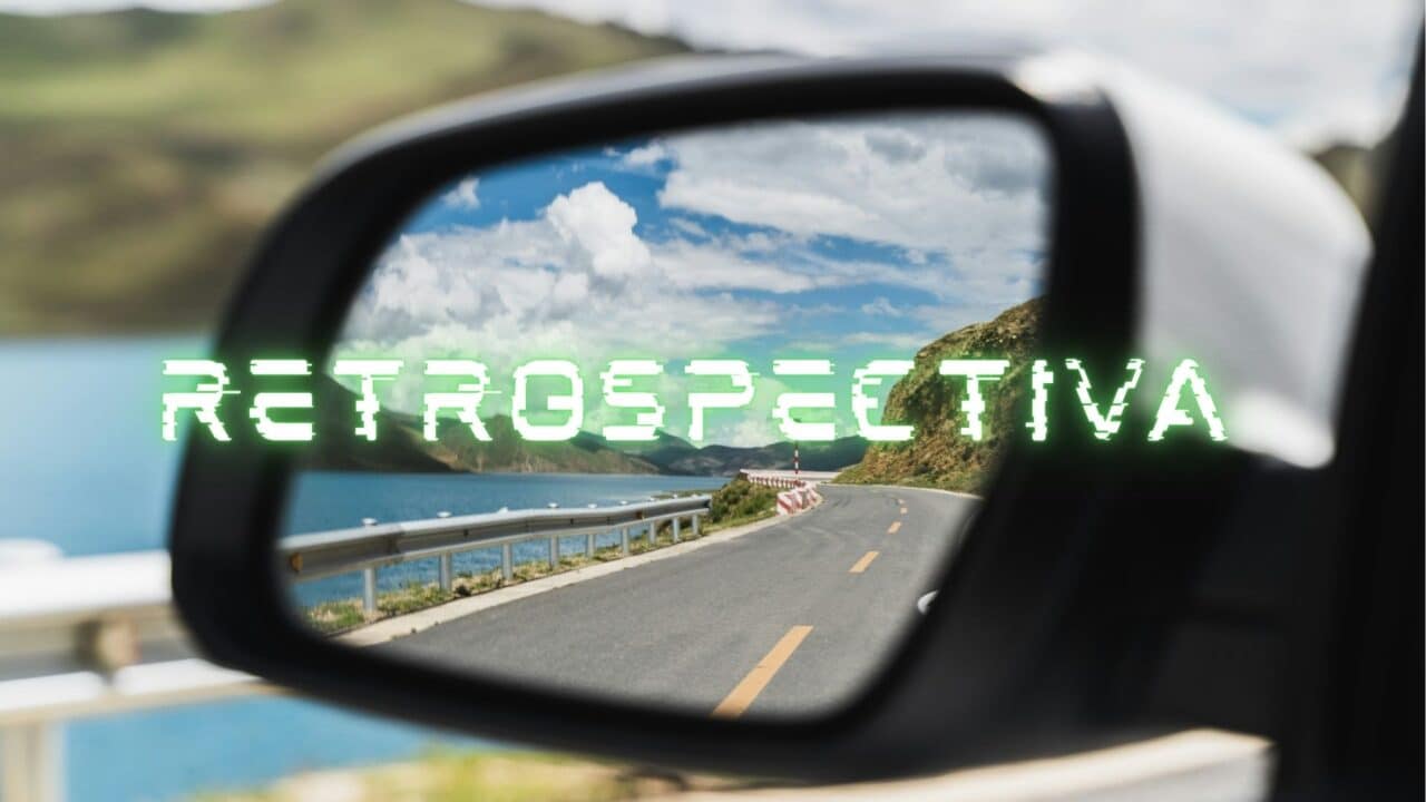 Imagem de retrovisor com a palavra RETROSPECTIVA acima
