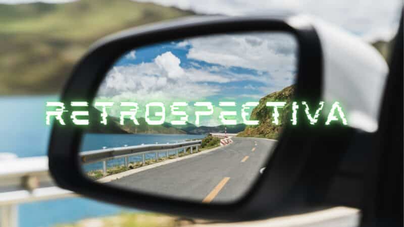 Imagem de retrovisor com a palavra RETROSPECTIVA acima