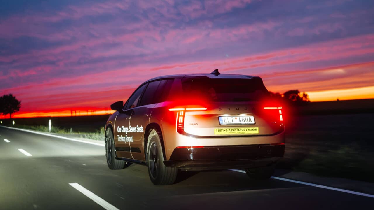 Vista traseira do Skoda Peaq 90 durante o teste de alcance