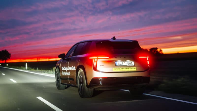 Vista traseira do Skoda Peaq 90 durante o teste de alcance