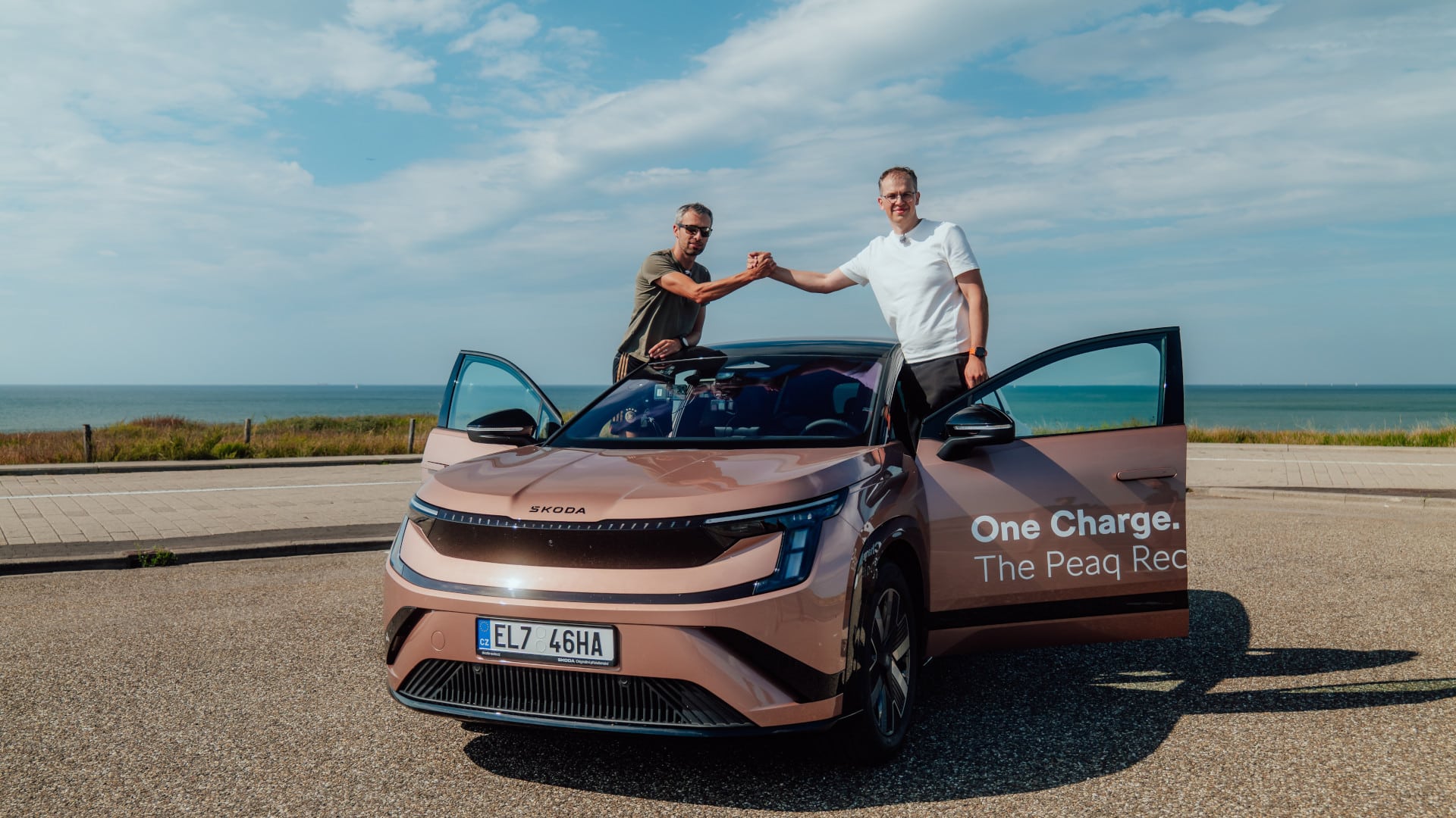 Os engenheiros Marek Jež e Jakub Krs e o Skoda Peaq 90 no final do teste, na Holanda