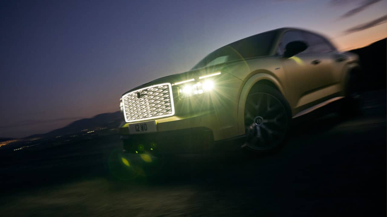 O SUV Bentley Torcal em imagem promocional noturna