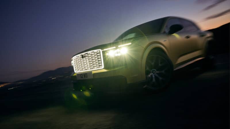 O SUV Bentley Torcal em imagem promocional noturna