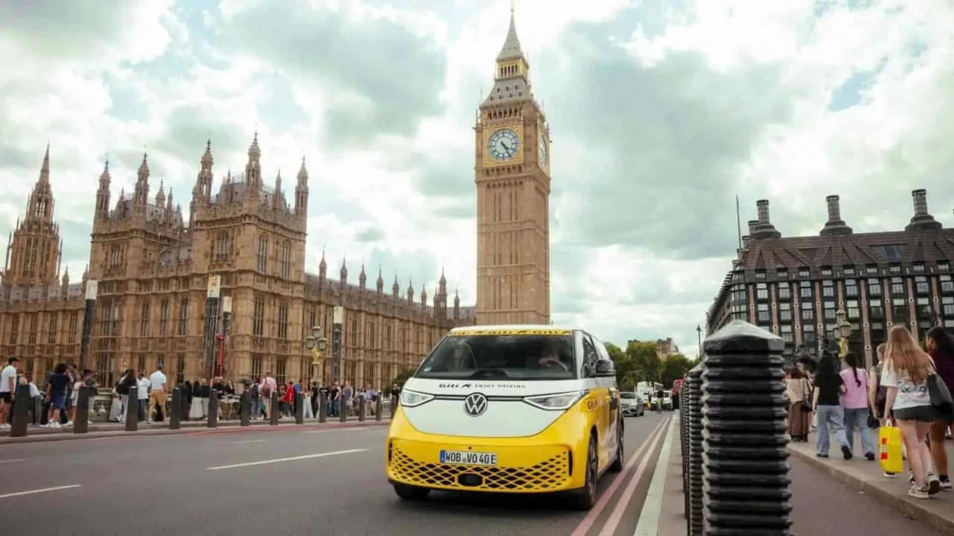 VW ID. Buzz na viagem recordista de Rainer Zietlow, em Londres.
VW ID. Buzz na cor amarela e branca dirigindo em uma avenida de Londres, com o Big Ben e o Palácio de Westminster ao fundo sob céu nublado