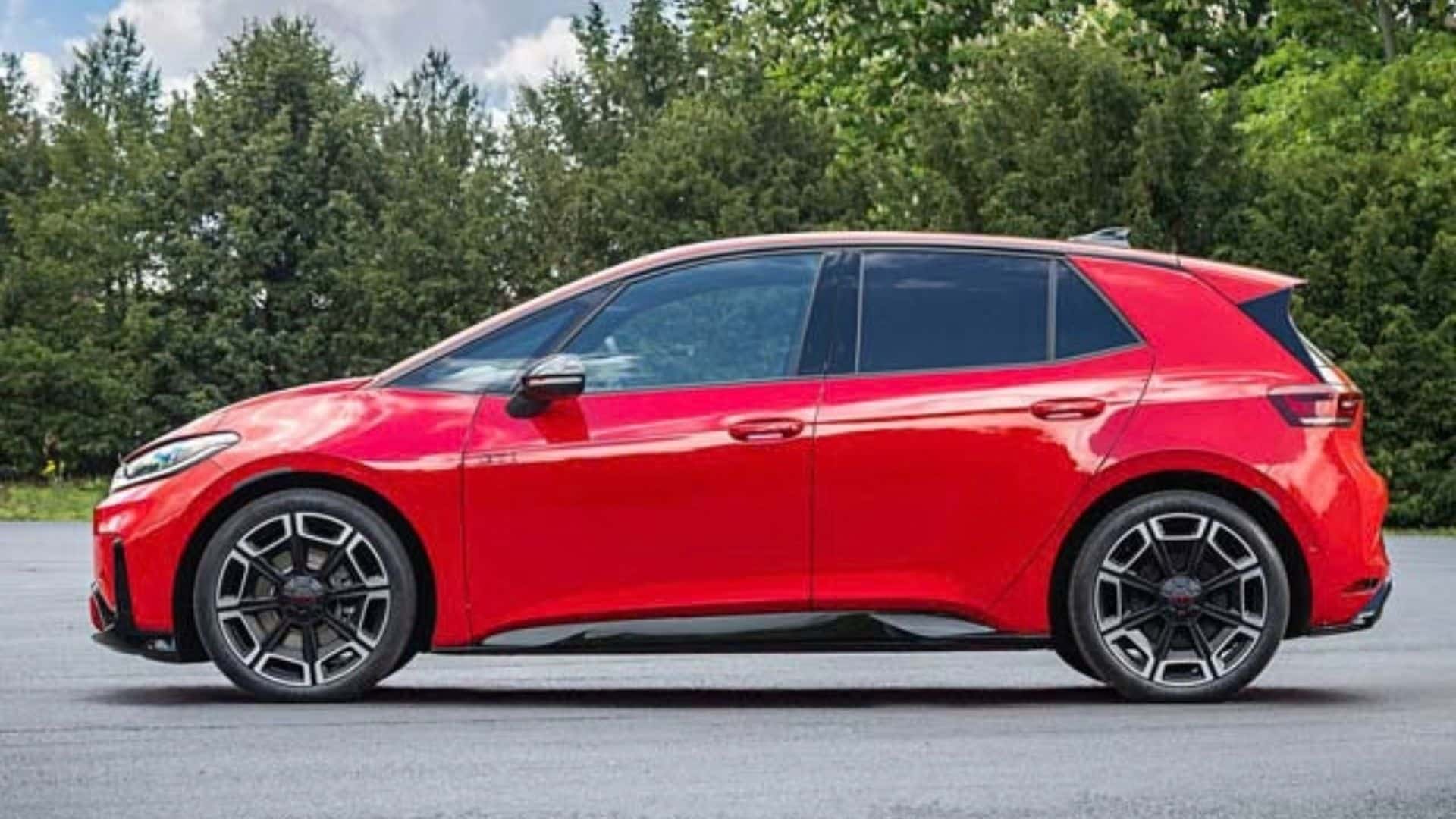 Volkswagen ID.3 GTI vermelho visto de perfil lateral, destacando as rodas Wörthersee de 20 polegadas, saias laterais pretas, cúpulas de espelho pretas e linhas aerodinâmicas da carroceria