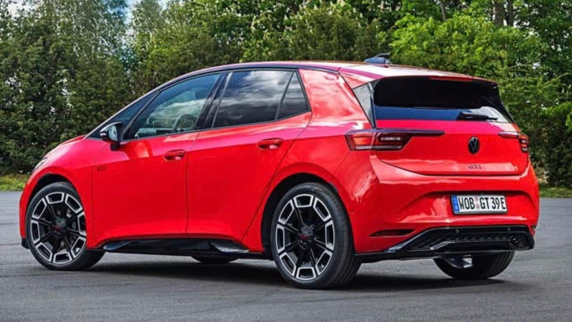 Volkswagen ID.3 GTI vermelho visto de traseira três-quartos, com spoiler, tampa traseira na cor da carroceria, lanternas em LED, logotipo central da Volkswagen e difusor traseiro esportivo com detalhes em preto