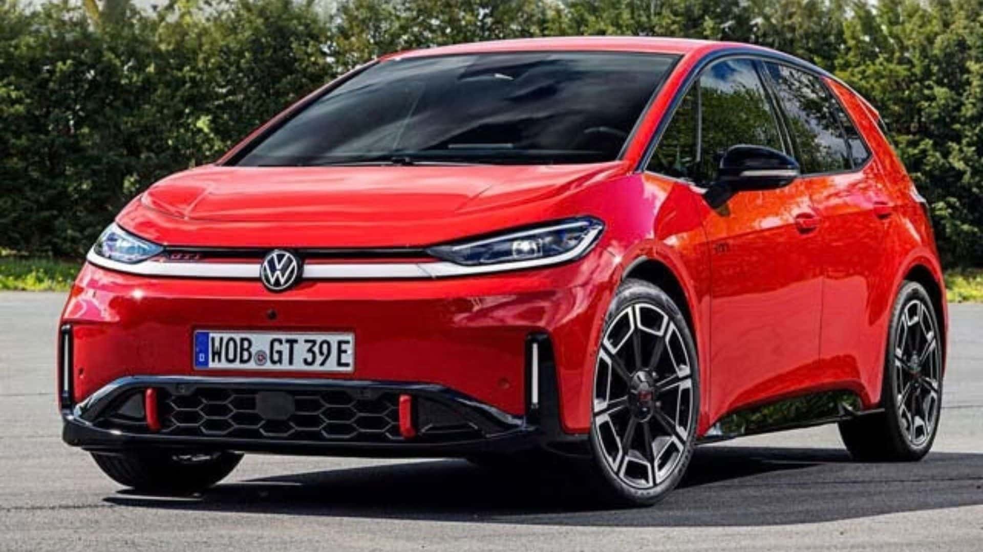 Volkswagen ID.3 GTI vermelho visto de frente, com faróis IQ.LIGHT LED matrix conectados por faixa de luz com logotipo iluminado, grade colmeia preta brilhante, detalhes vermelhos no para-choque e rodas de liga leve de 20 polegadas