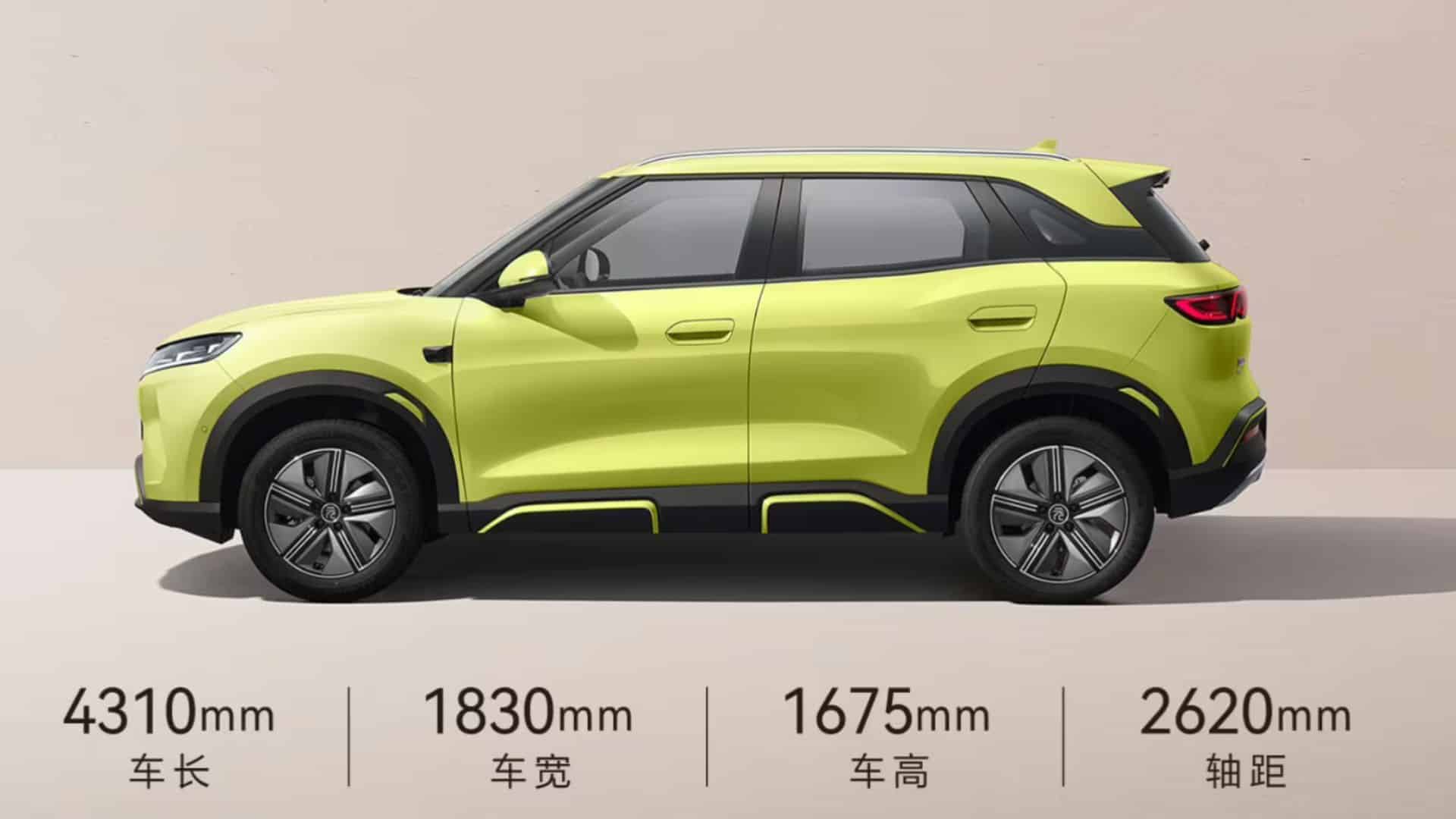 Vista lateral do BYD Yuan Up 2027 na cor verde-limão, com teto preto, maçanetas na cor da carroceria e rodas de liga leve de cinco raios