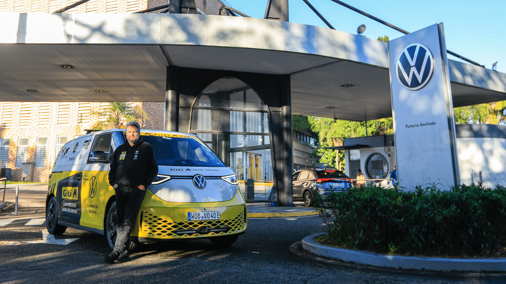 VW ID. Buzz na viagem recordista de Rainer Zietlow, no portão de entrada da Volkswagen em São Bernardo do Campo, São Paulo