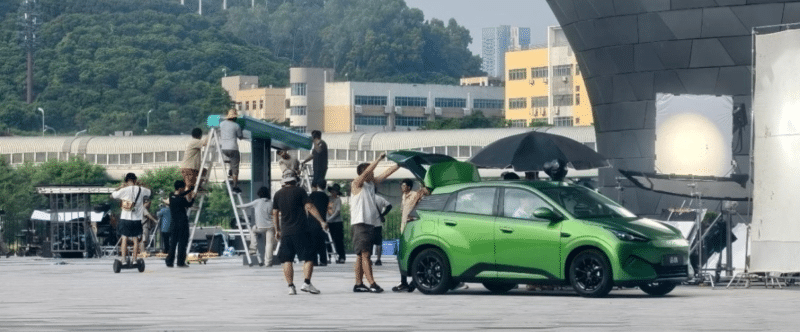 Imagens vazadas do novo Super Dolphin Mini, mostrando um carregador BYD Flash sendo montado ao fundo
