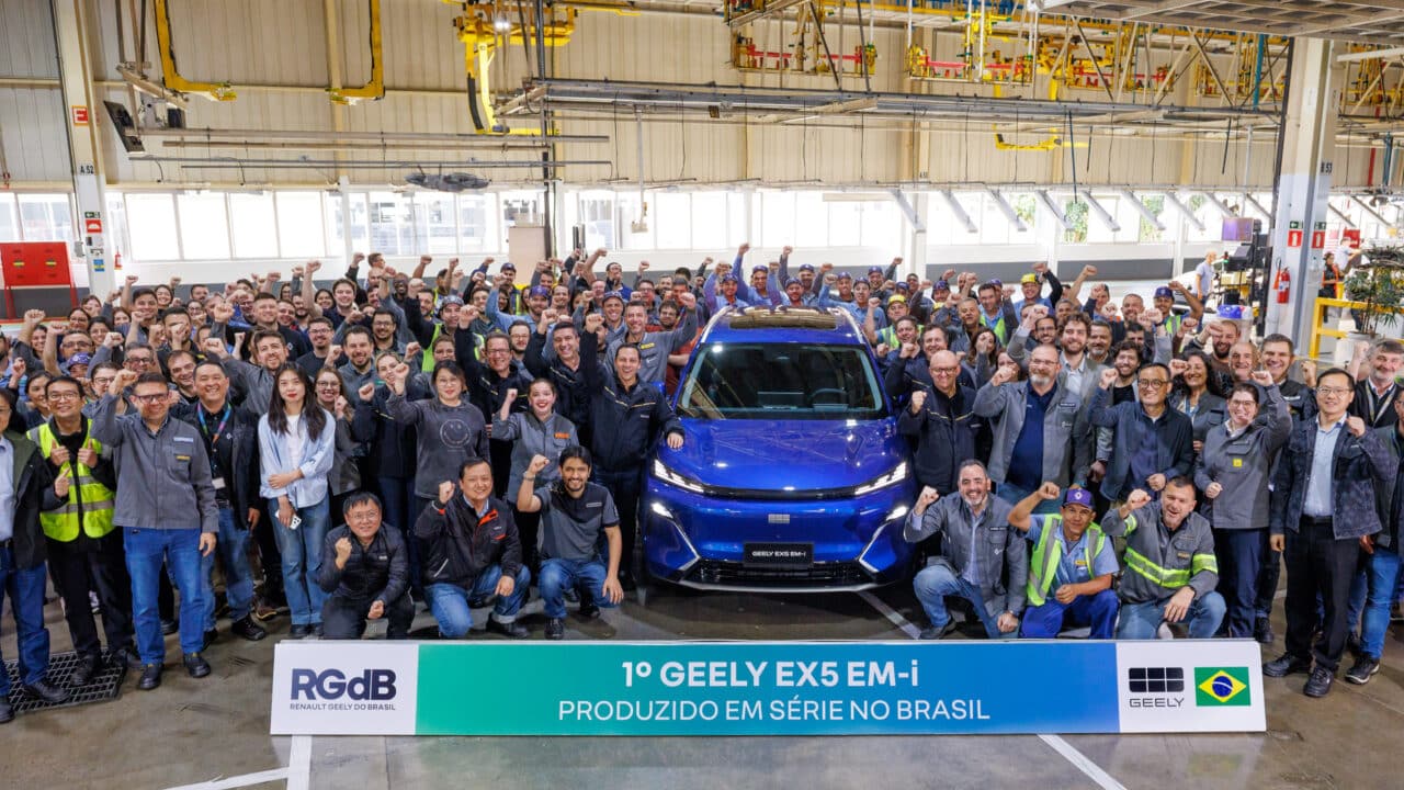Geely EX2 EM-i, com funcionários em torno, no Complexo Industrial Ayrton Senna, no Paraná