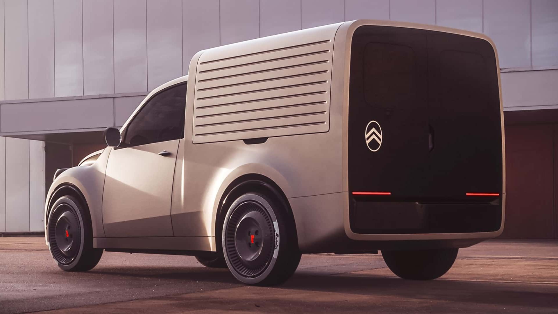 Vista traseira três-quartos da Citroën 2CV Fourgonette Concept prateada. A traseira apresenta portas duplas planas com uma grande área envidraçada escura, o logotipo da Citroën ao centro e duas luzes de freio horizontais vermelhas na base.