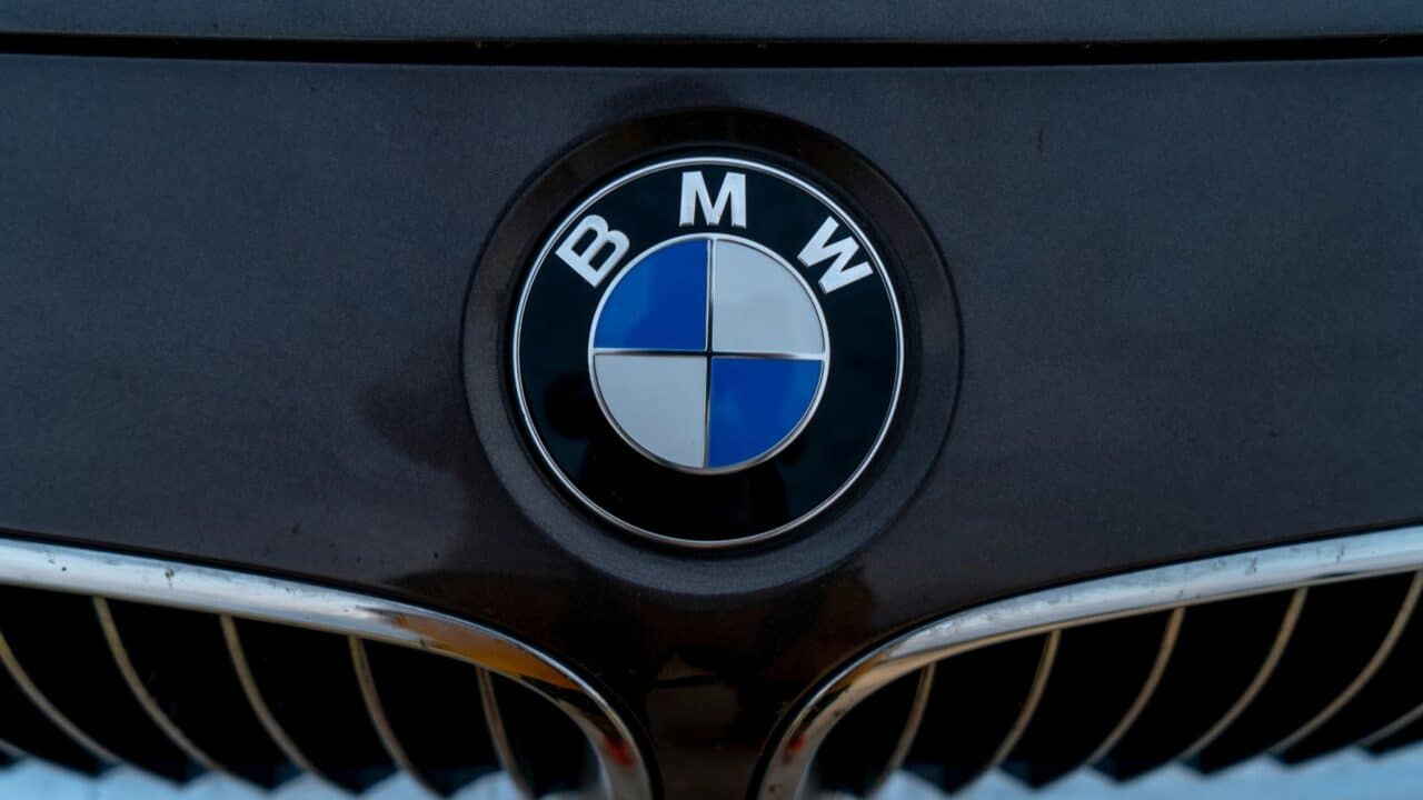 Imagem do logo da BMW em close