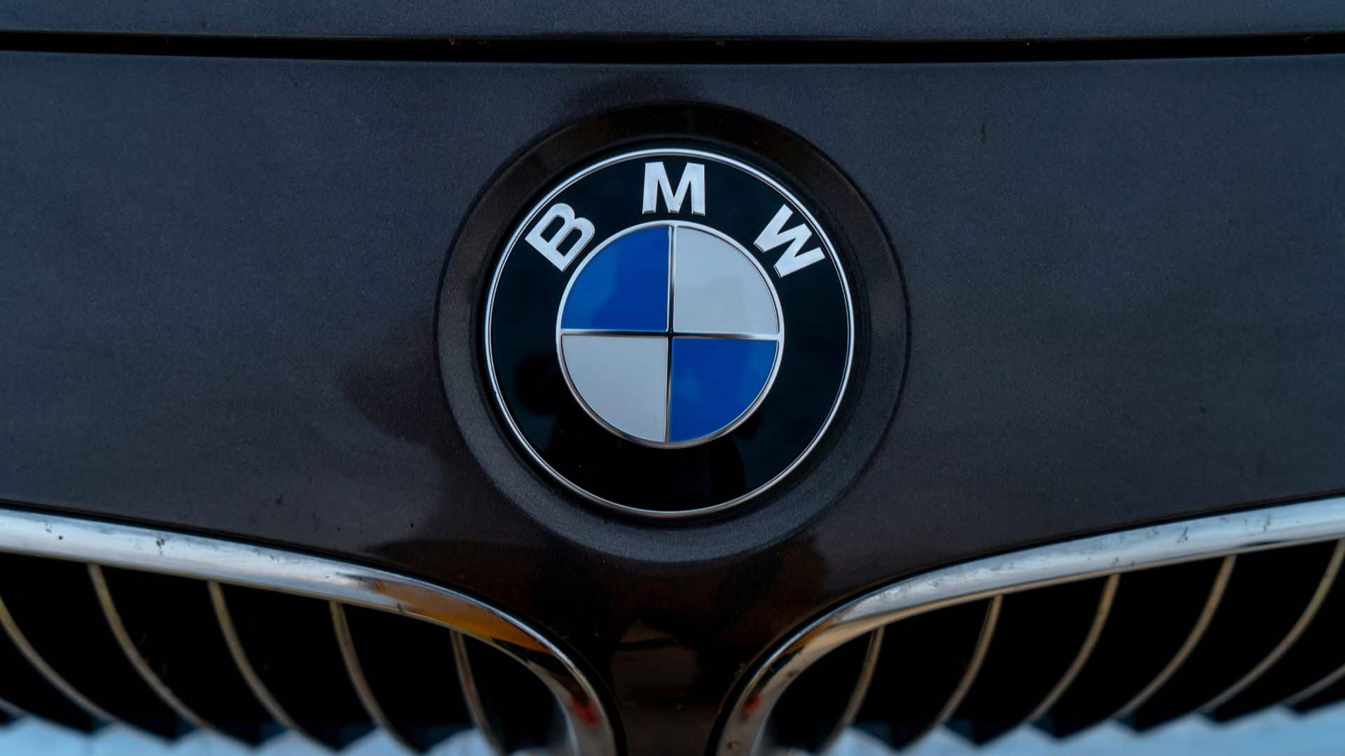 Imagem do logo da BMW em close