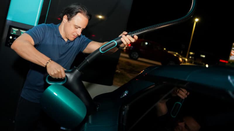 Felipe Massa carregando seu Denza Z9 GT com o carregador BYD Flash em Brasília, foto externa, noite
